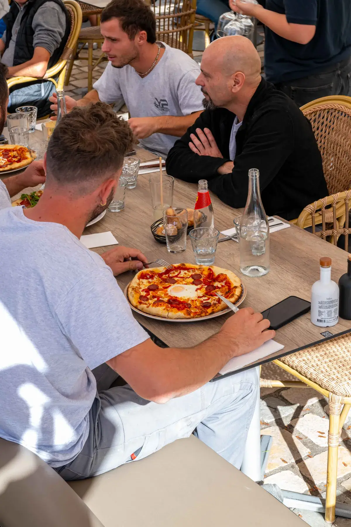 Amis partageant des pizzas à table au restaurant Chez Pont-Pont à Angers