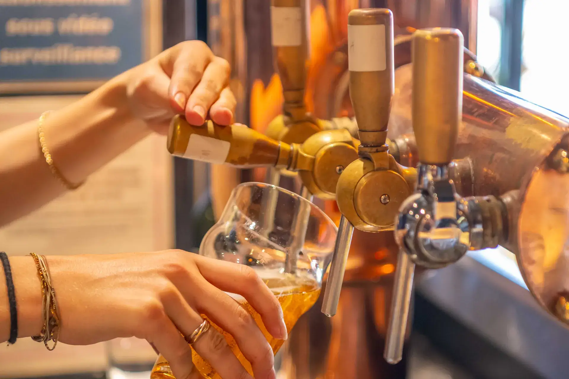 Bière pression tirée à la tireuse en cuivre au bar de Chez Pont-Pont
