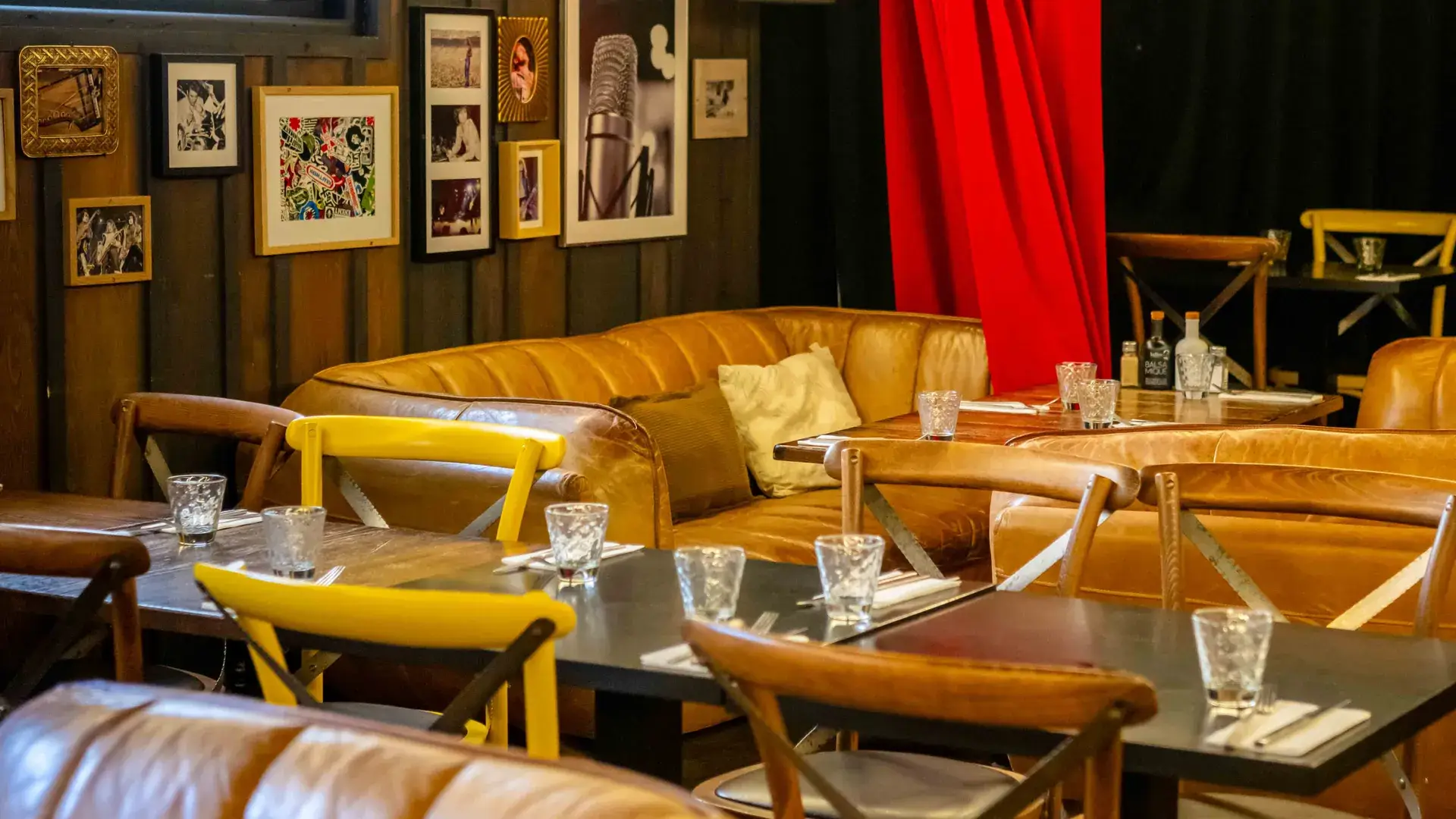 Espace pour groupes de Chez Pont-Pont, banquettes en cuir et décor rock
