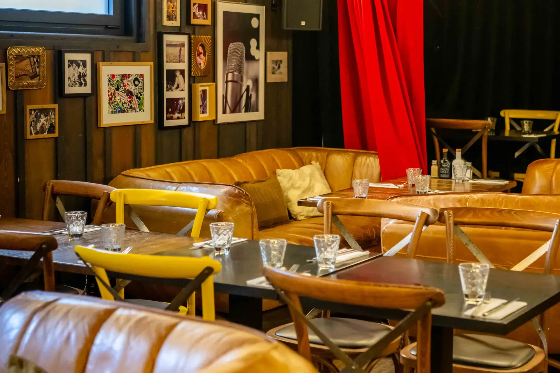 Espace pour groupes de Chez Pont-Pont, banquettes en cuir et décor rock