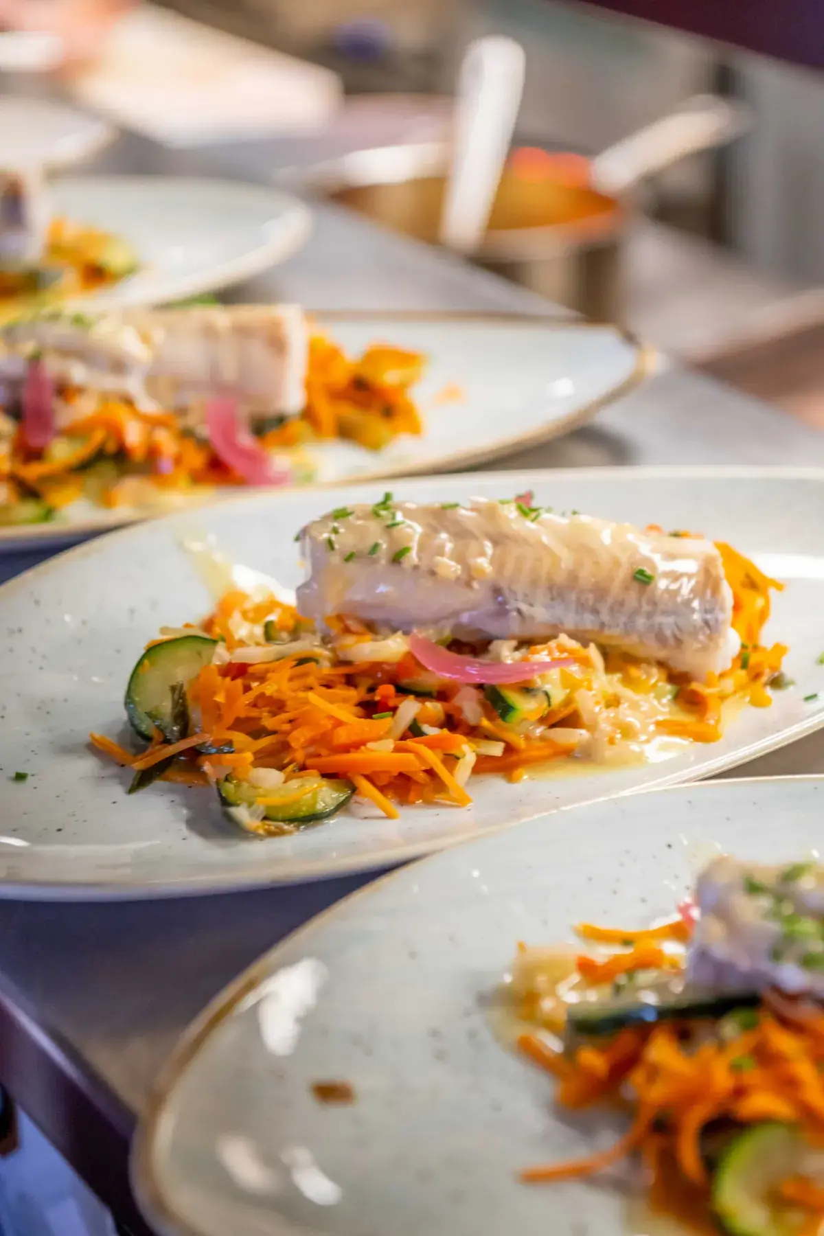 Filet de poisson et légumes croquants dressés à l’assiette au restaurant Chez Pont-Pont