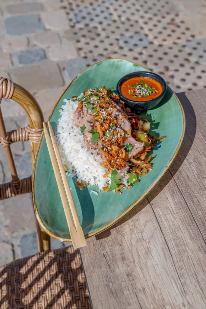 Plat de bœuf et de riz dans un bol vert, au restaurant Chez Pont-Pont