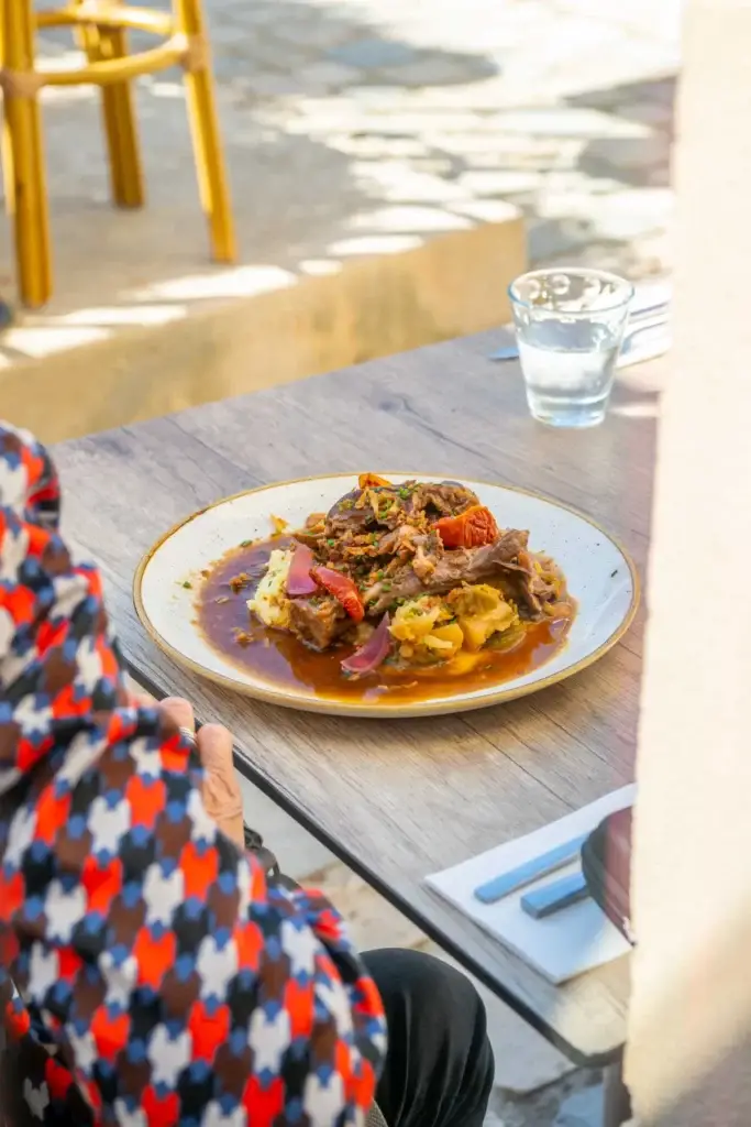 Plat mijoté dressé à l’assiette sur la terrasse du restaurant Chez Pont-Pont