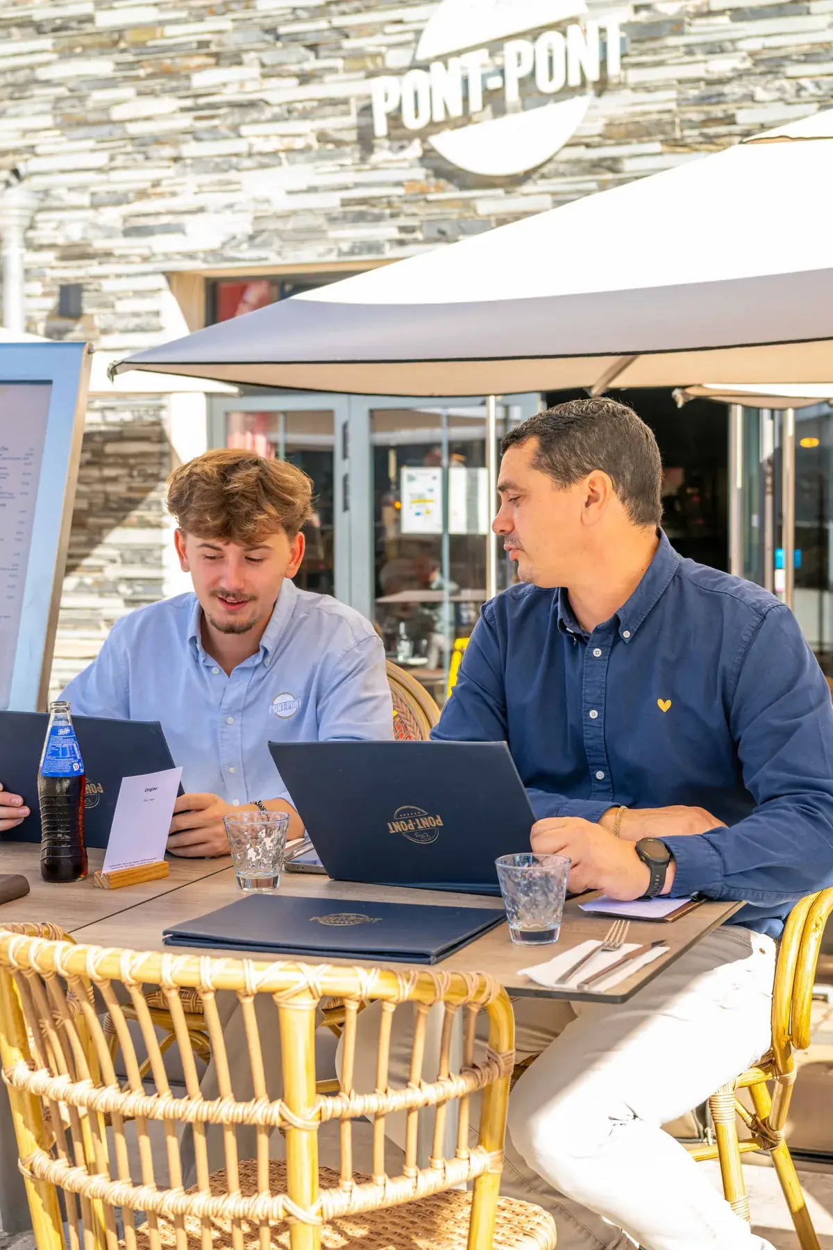 Deux collègues en réunion sur la terrasse du restaurant Chez Pont-Pont à Angers