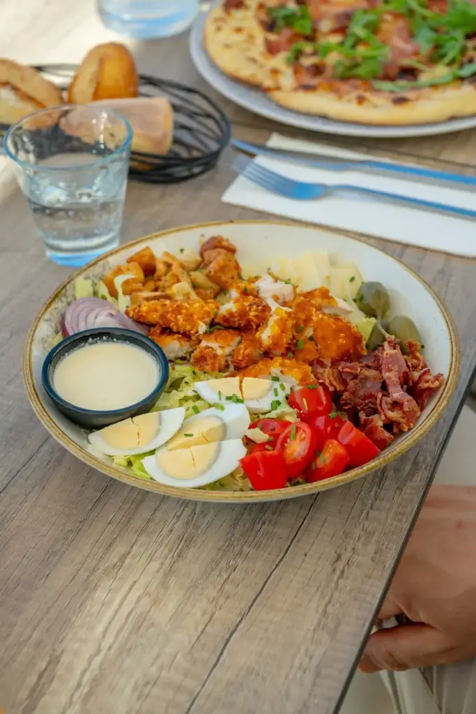 Salade composée au poulet pané, œuf et tomates, restaurant Chez Pont-Pont