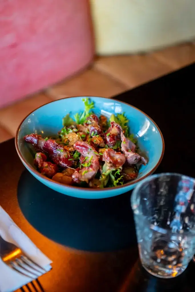 Salade de viande et crudités servie dans un bol bleu au restaurant Chez Pont-Pont