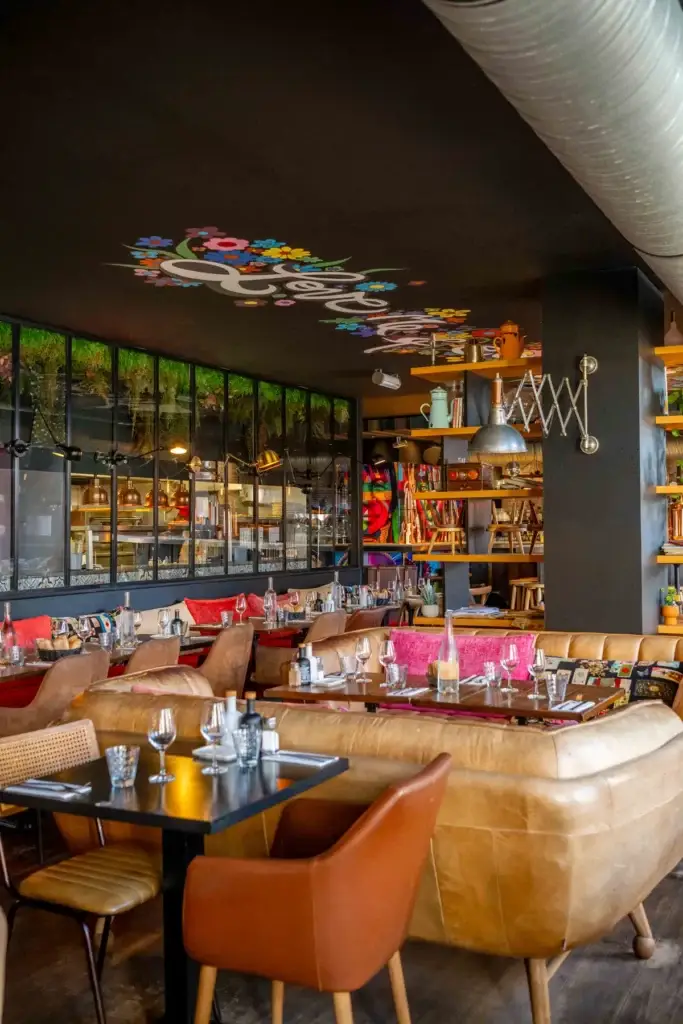 Salle du restaurant Chez Pont-Pont avec banquettes en cuir et plafond coloré