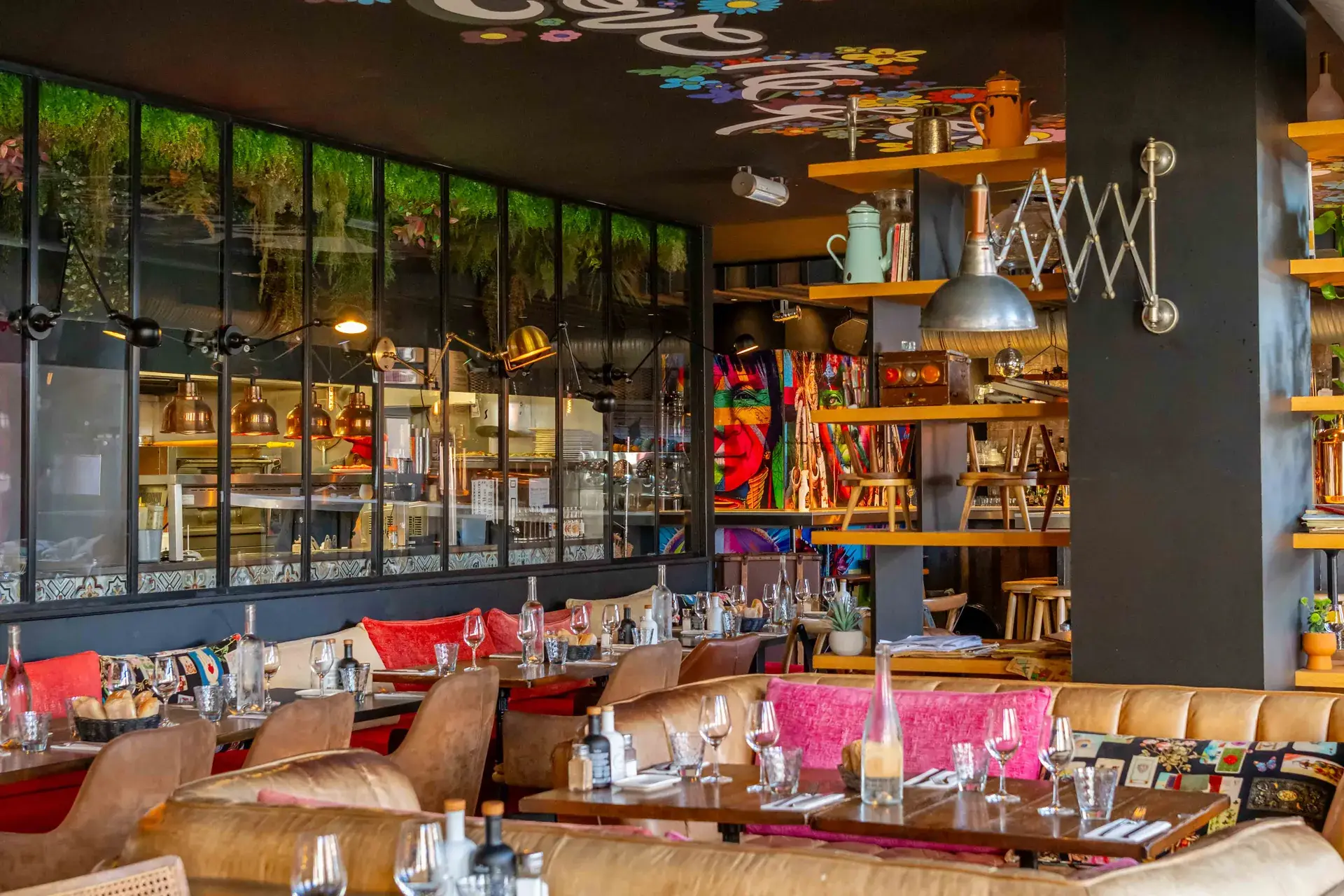 Salle du restaurant Chez Pont-Pont avec banquettes en cuir et plafond coloré