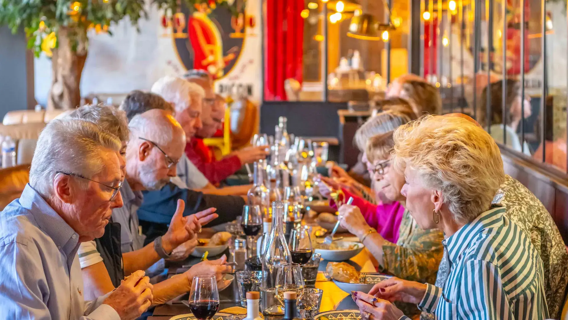 Tablée conviviale dans la salle du restaurant Chez Pont-Pont à Angers