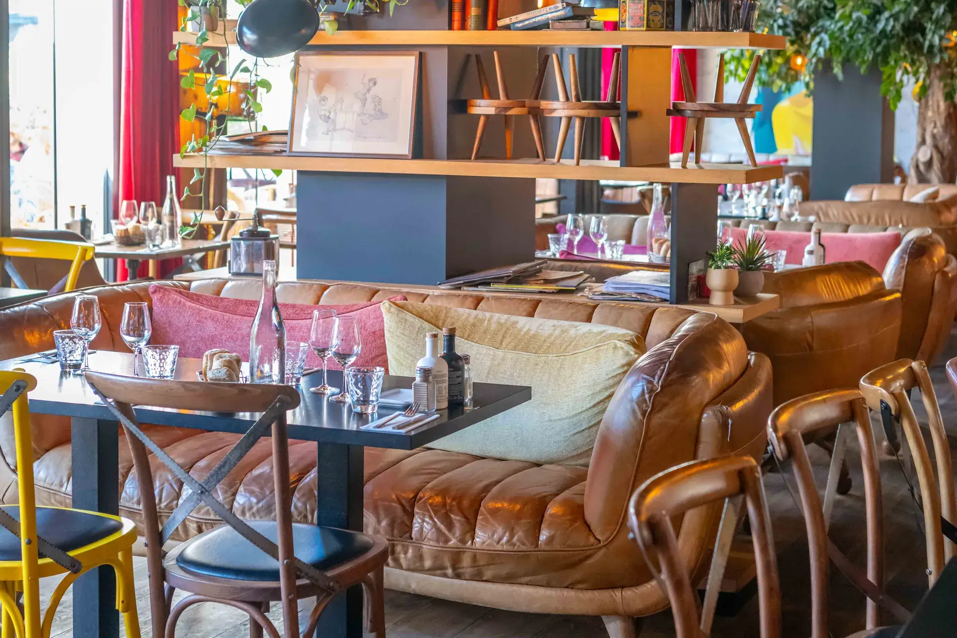 Grande salle du restaurant Chez Pont-Pont, verrière et mobilier de bistrot