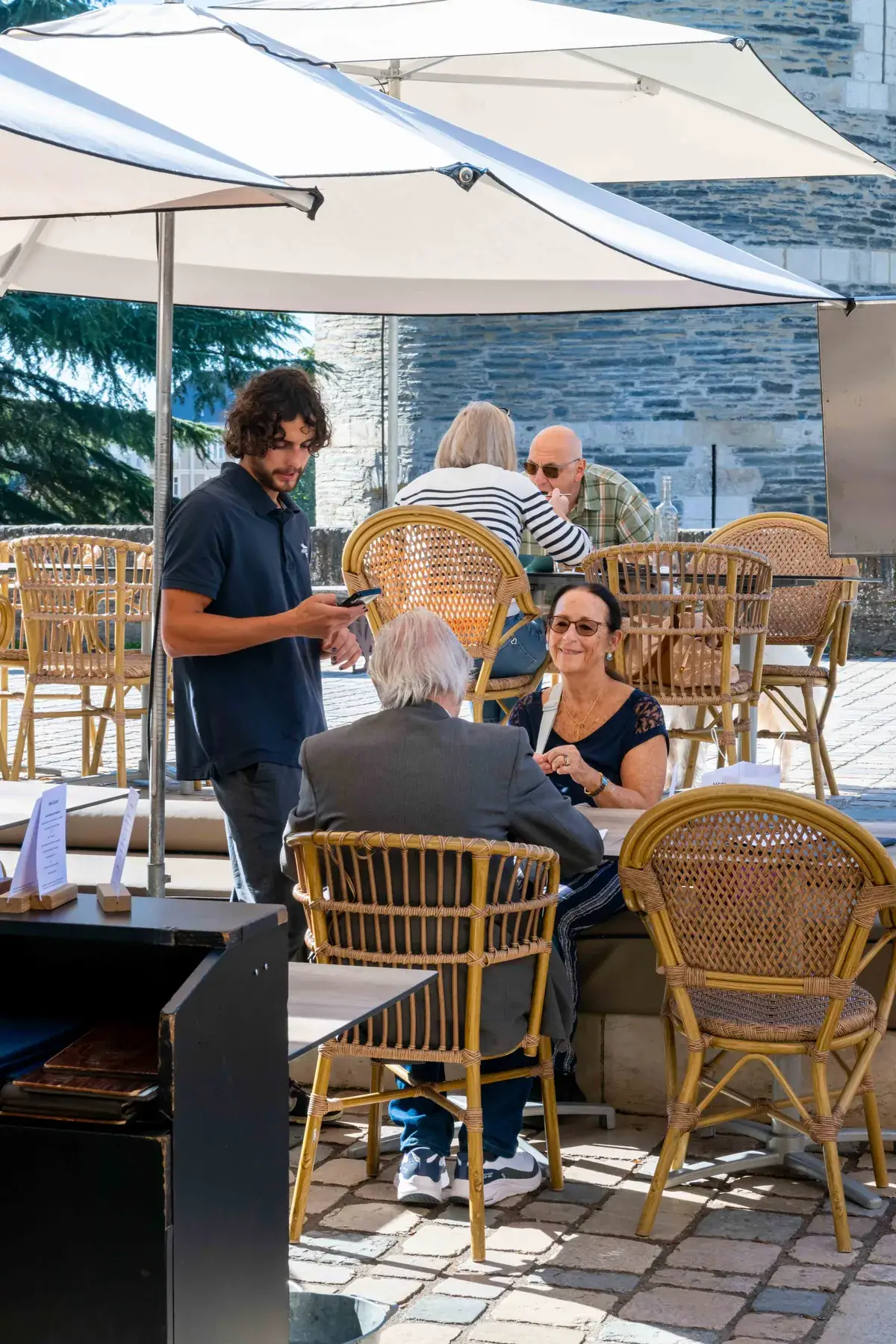Serveur en service sur la terrasse de Chez Pont-Pont, à Angers