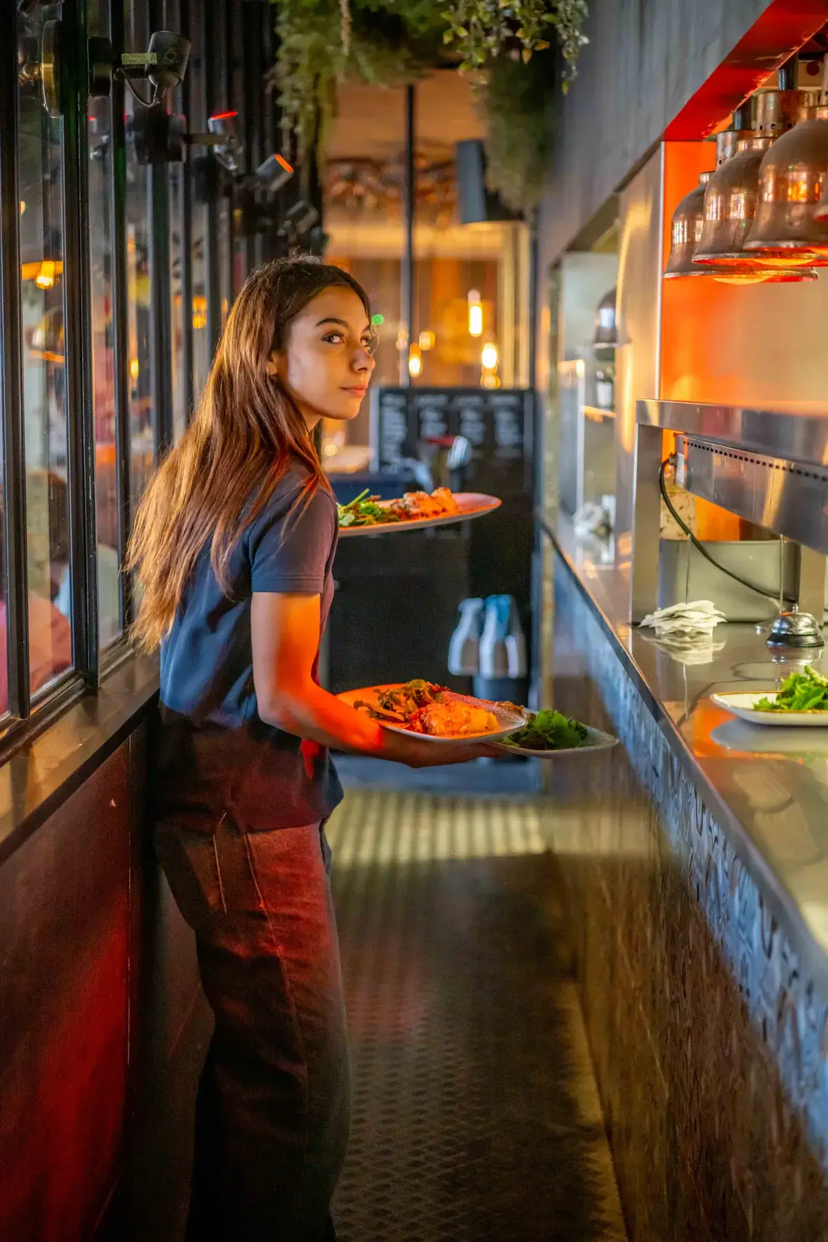 Serveuse en service avec des assiettes au restaurant Chez Pont-Pont à Angers