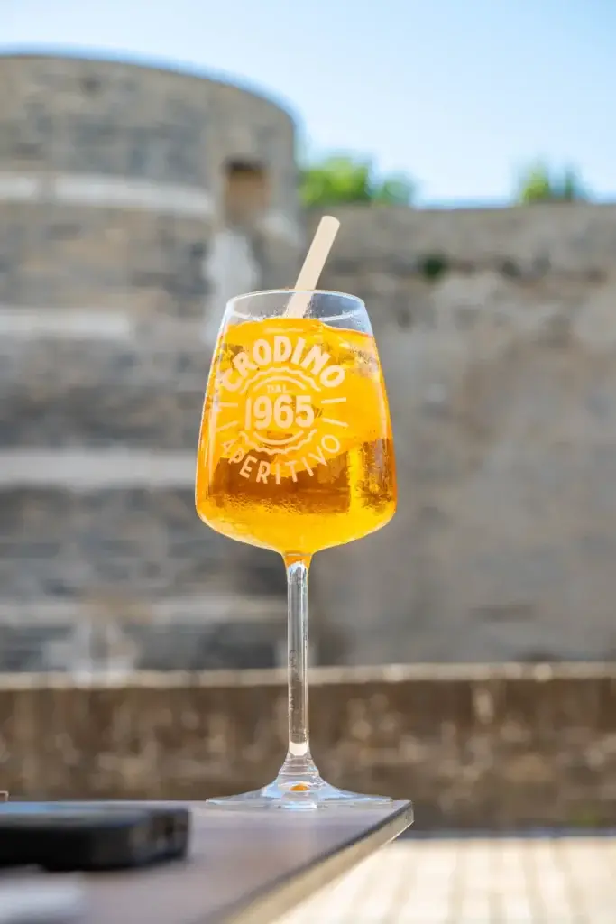 Spritz orangé sur fond de pierres du château d’Angers, terrasse de Chez Pont-Pont