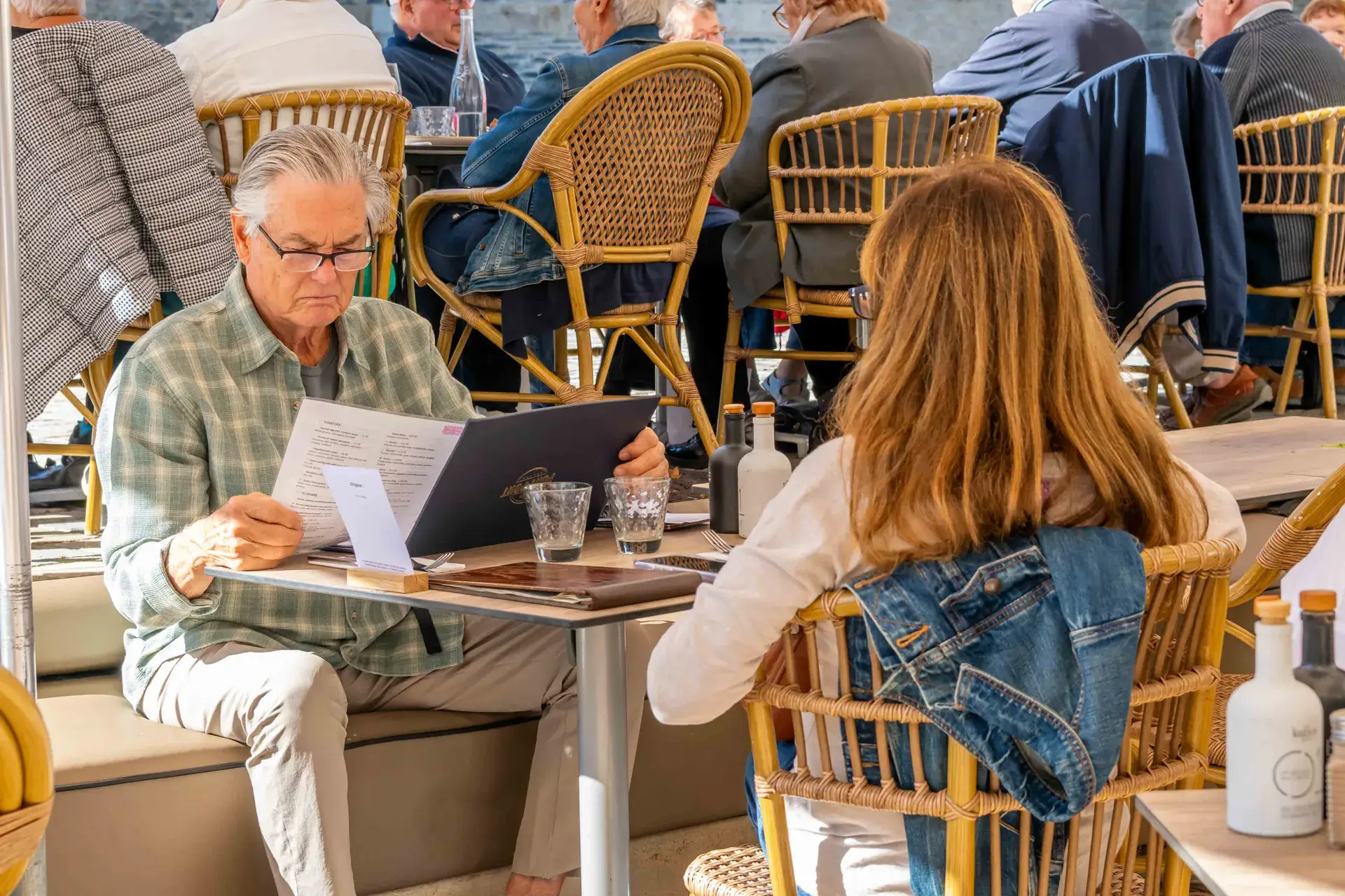 Terrasse animée du restaurant Chez Pont-Pont à Angers, clients sous les parasols
